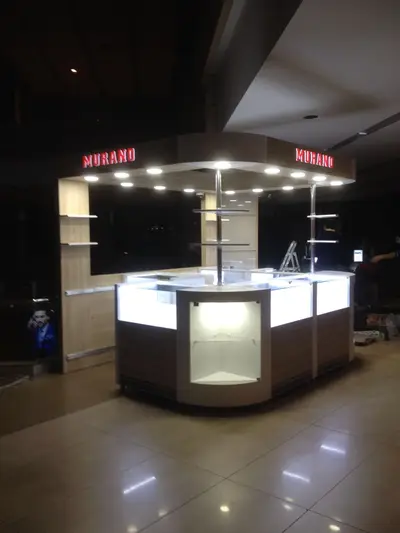 Murano — Mall-Kiosk — Holzfurnier, Holzton