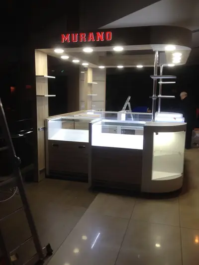 Murano — Mall-Kiosk — Vitrinen aus Sicherheitsglas, Holzton