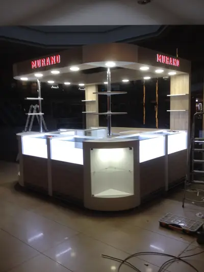 Murano — Mall-Kiosk — weiße Laminatplatten, Holzton