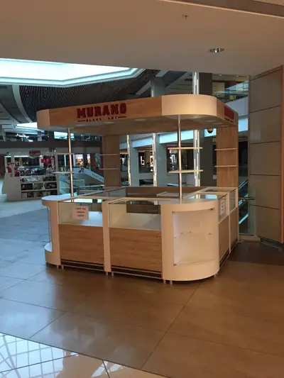 Murano — Mall-Kiosk — durchgehende Glasvitrinen, Weiß