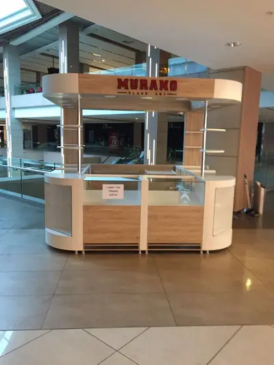 Murano — Mall-Kiosk — Kronenbeschilderung über der Einheit, Weiß