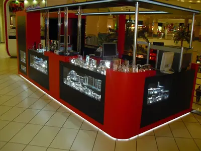 Weitere Mall-Kioske — weiße Laminatplatten, Einbau-Downlights