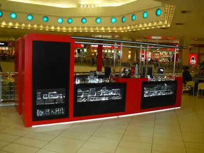 Weitere Mall-Kioske — schwarze Hochglanzfläche, Einbau-Downlights