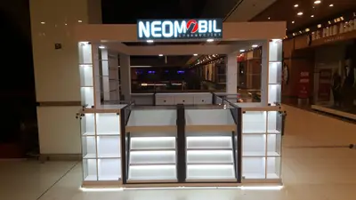 Neomobil — AVM kiosku — kademeli açık raf, taban çevresi LED şerit