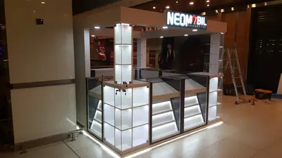 Neomobil — AVM kiosku — boydan boya cam vitrin, taban çevresi LED şerit