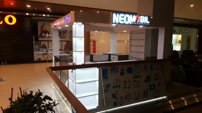Neomobil — AVM kiosku — beyaz laminat panel, taban çevresi LED şerit