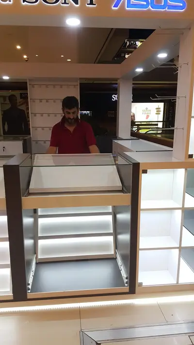 Neomobil — AVM kiosku — siyah parlak yüzey, taban çevresi LED şerit