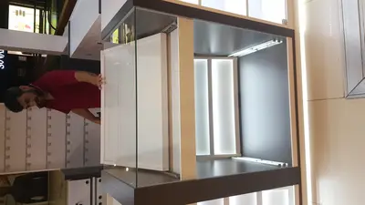 Neomobil — AVM kiosku — temperli cam vitrin, taban çevresi LED şerit