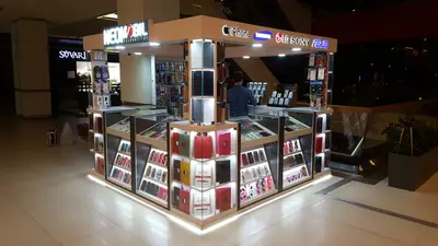 Neomobil — AVM kiosku — AVM kolonunu saran plan, arkadan aydınlatmalı tabela