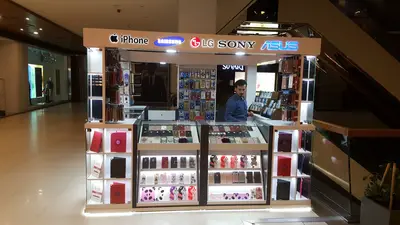 Neomobil — AVM kiosku — kademeli açık raf, arkadan aydınlatmalı tabela