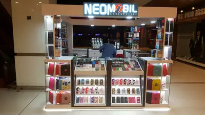 Neomobil — AVM kiosku — beyaz laminat panel, arkadan aydınlatmalı tabela