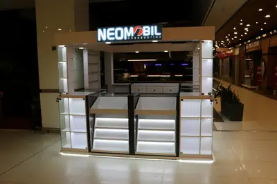 Neomobil — AVM kiosku — siyah parlak yüzey, arkadan aydınlatmalı tabela
