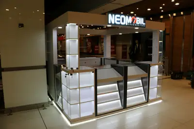 Neomobil — AVM kiosku — temperli cam vitrin, arkadan aydınlatmalı tabela