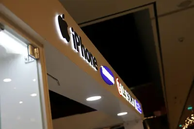Neomobil — AVM kiosku — kademeli açık raf, monte düz ekran
