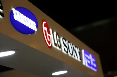 Neomobil — AVM kiosku — boydan boya cam vitrin, monte düz ekran