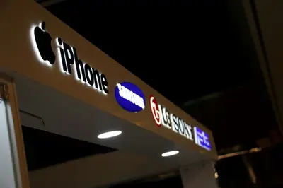 Neomobil — AVM kiosku — tepe tabela tacı, monte düz ekran