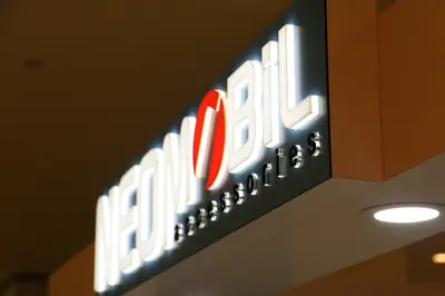 Neomobil — AVM kiosku — beyaz laminat panel, monte düz ekran