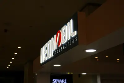 Neomobil — AVM kiosku — siyah parlak yüzey, monte düz ekran
