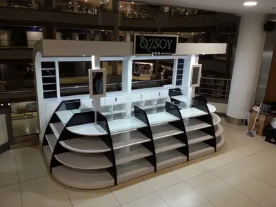 Özsoy Eşarp — Olivium — mall kiosk — tiered open shelving, recessed downlights
