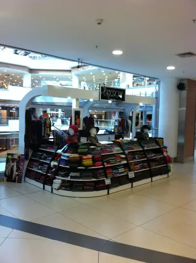 Özsoy Eşarp — Olivium — mall kiosk — vaulted canopy roof, white