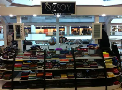 Özsoy Eşarp — Olivium — mall kiosk — curved C-shaped island, white