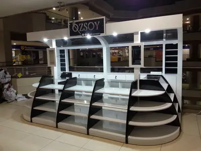Özsoy Eşarp — Olivium — mall kiosk — tempered glass display cases, white