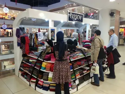 Özsoy Eşarp — Olivium — mall kiosk — tiered open shelving, black