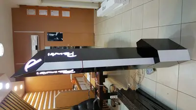 Penti Irak — Mall-Kiosk — vielflächiger polygonaler Grundriss, hinterleuchtetes Schild (Fertigung)