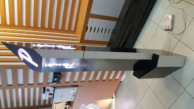 Penti Irak — Mall-Kiosk — Kronenbeschilderung über der Einheit, hinterleuchtetes Schild (Fertigung)