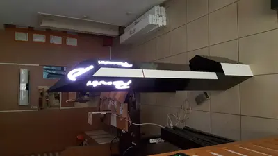 Penti Irak — Mall-Kiosk — schwarz lackierte Platten, hinterleuchtetes Schild (Fertigung)