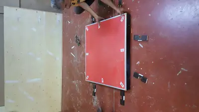 Penti Irak — Mall-Kiosk — weiße Laminatplatten, hinterleuchtetes Schild (Fertigung)