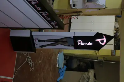 Penti Irak — Mall-Kiosk — vielflächiger polygonaler Grundriss, Schwarz (Fertigung)