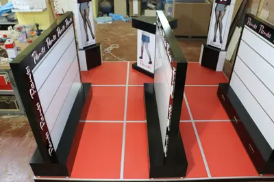 Penti Irak — Mall-Kiosk — schwarz lackierte Platten, Schwarz (Fertigung)
