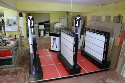 Penti Irak — Mall-Kiosk — weiße Laminatplatten, Schwarz (Fertigung)