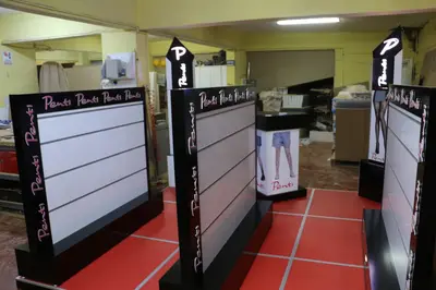 Penti Irak — Mall-Kiosk — vielflächiger polygonaler Grundriss, Weiß (Fertigung)
