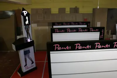 Penti Irak — Mall-Kiosk — weiße Laminatplatten, Weiß (Fertigung)