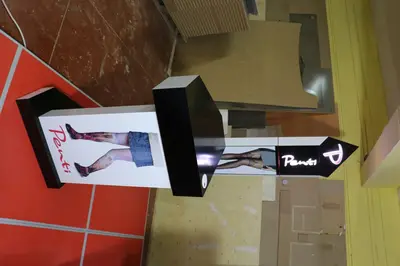 Penti Irak — Mall-Kiosk — vielflächiger polygonaler Grundriss, Rot (Fertigung)
