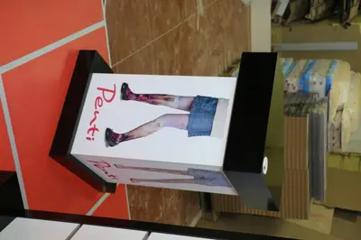 Penti Irak — Mall-Kiosk — Kronenbeschilderung über der Einheit, Rot (Fertigung)