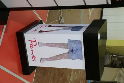 Penti Irak — Mall-Kiosk — schwarz lackierte Platten, Rot (Fertigung)