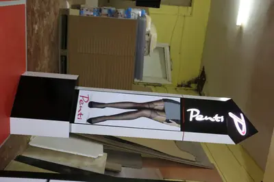 Penti Irak — Mall-Kiosk — weiße Laminatplatten, Rot (Fertigung)