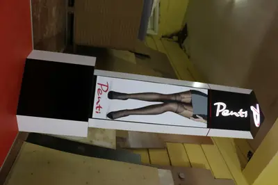 Penti Irak — Mall-Kiosk — vielflächiger polygonaler Grundriss, hinterleuchtetes Schild (die eingebaute Einheit)