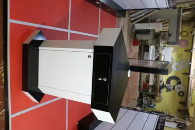 Penti Irak — Mall-Kiosk — schwarz lackierte Platten, hinterleuchtetes Schild (die eingebaute Einheit)