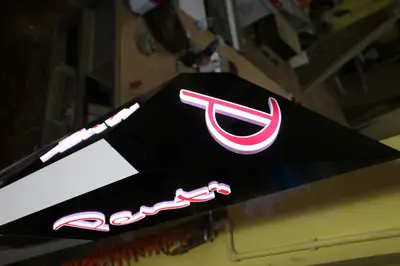 Penti Irak — Mall-Kiosk — weiße Laminatplatten, hinterleuchtetes Schild (die eingebaute Einheit)