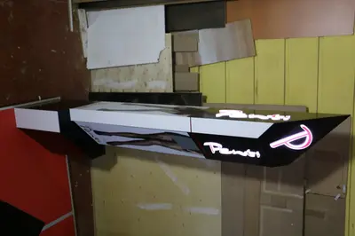Penti Irak — Mall-Kiosk — vielflächiger polygonaler Grundriss, Schwarz (die eingebaute Einheit)