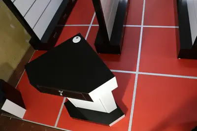 Penti Irak — Mall-Kiosk — schwarz lackierte Platten, Schwarz (die eingebaute Einheit)