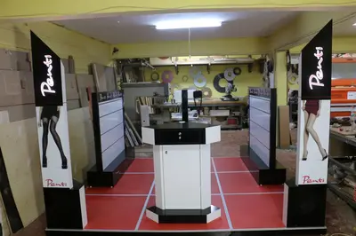 Penti Irak — Mall-Kiosk — weiße Laminatplatten, Schwarz (die eingebaute Einheit)