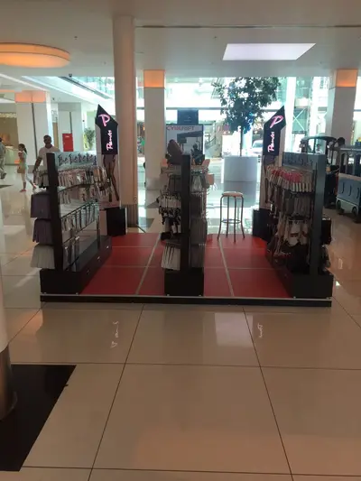 Penti Irak — Mall-Kiosk — vielflächiger polygonaler Grundriss, Rot (die eingebaute Einheit)