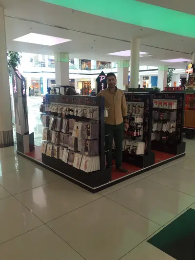 Penti Irak — Mall-Kiosk — Kronenbeschilderung über der Einheit, Rot (die eingebaute Einheit)