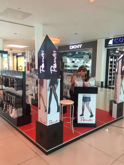 Penti Irak — Mall-Kiosk — schwarz lackierte Platten, Rot (die eingebaute Einheit)