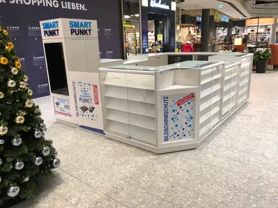 Smartpunkt — mall kiosk — tiered open shelving, under-shelf LED strip